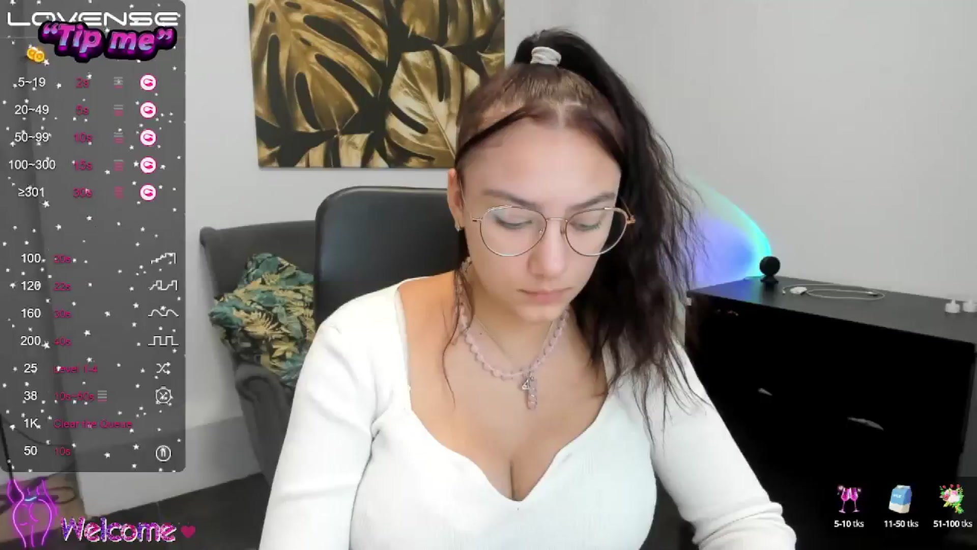 Gallery image thumbnail from SunfLowerr's myfreecams stream on, 10/28/2024, 14:36 image 13 of 20