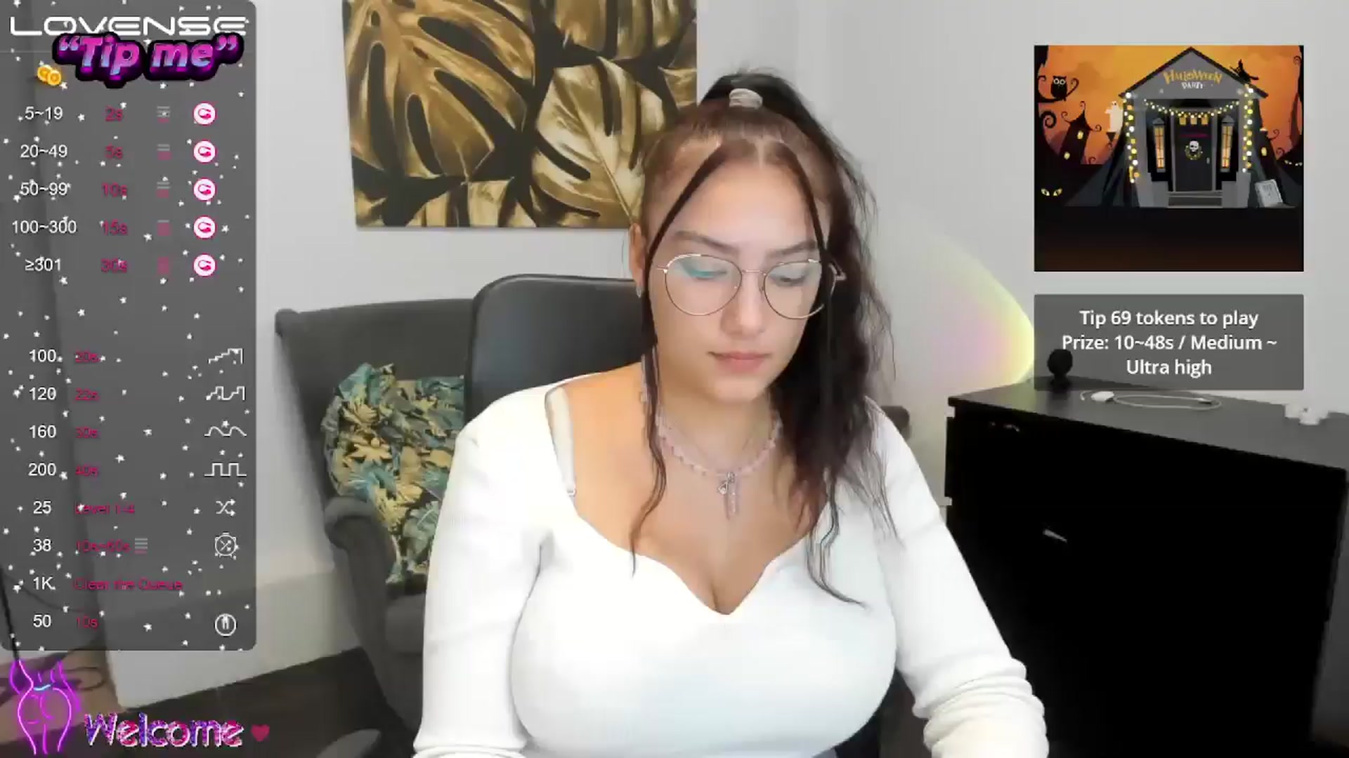Gallery image thumbnail from SunfLowerr's myfreecams stream on, 10/28/2024, 21:05 image 4 of 20