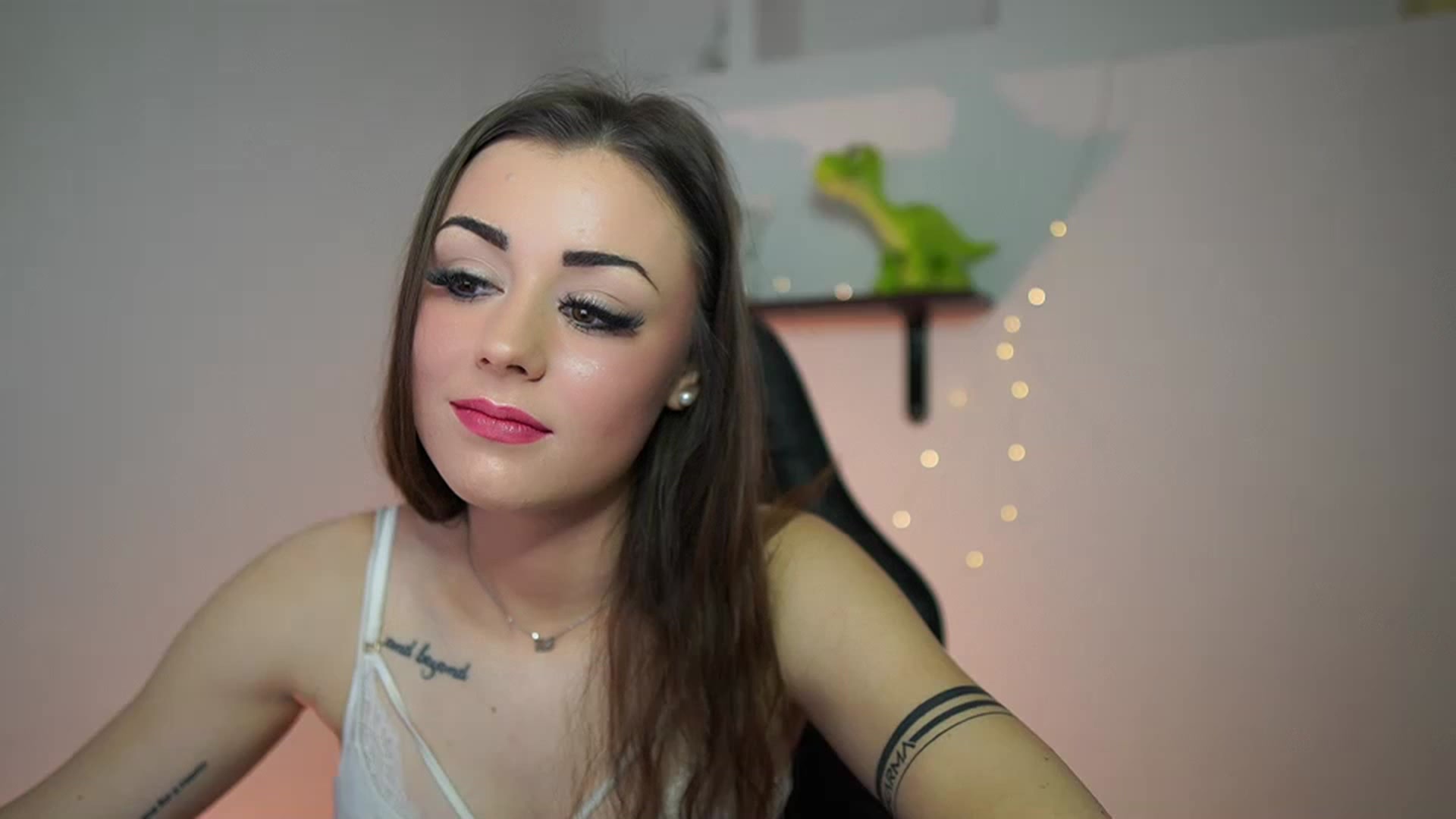 Gallery image thumbnail from Sunny__Leone_'s myfreecams stream on, 02/25/2023, 13:10 image 13 of 20