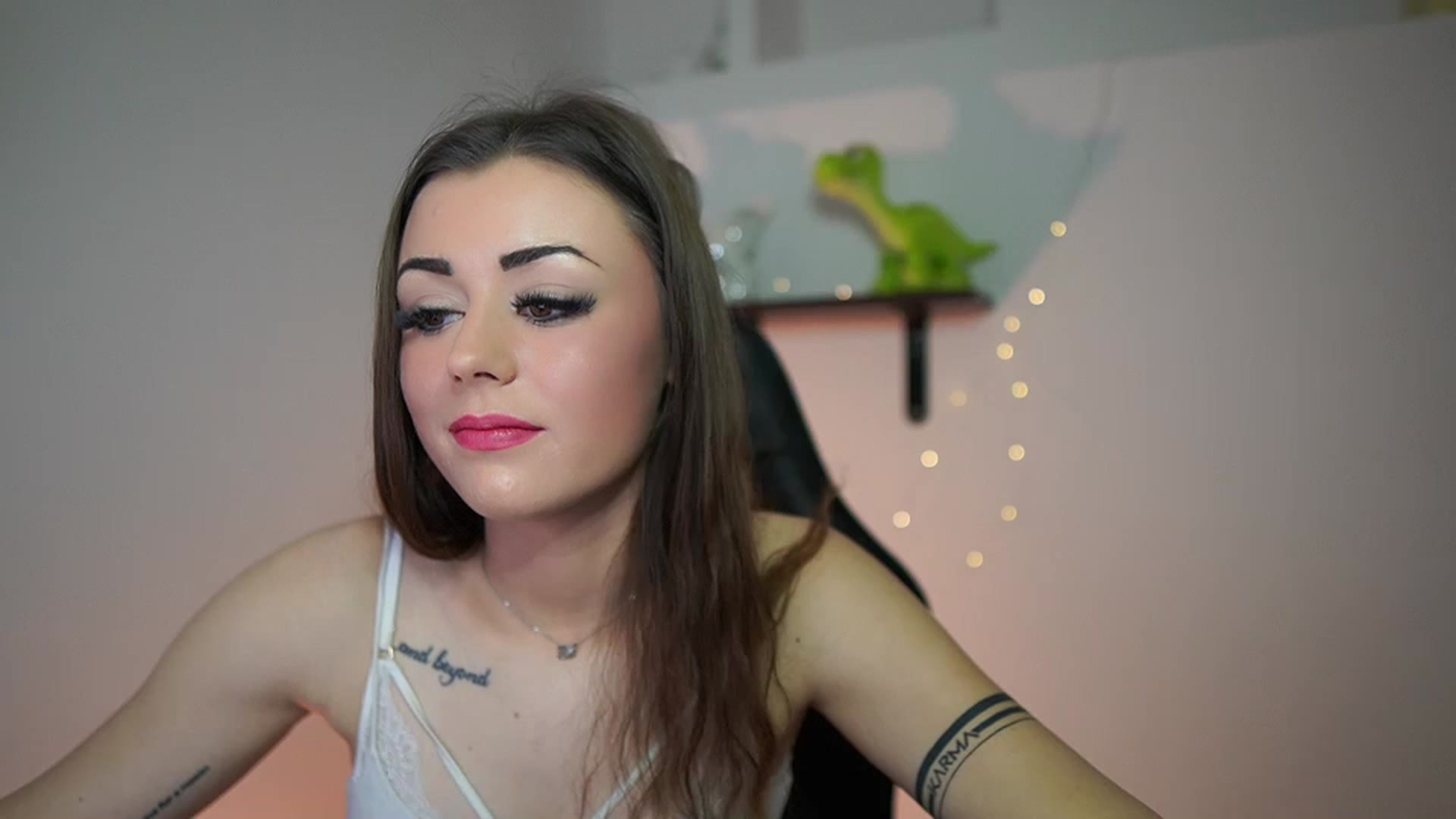 Gallery image thumbnail from Sunny__Leone_'s myfreecams stream on, 02/25/2023, 13:10 image 14 of 20
