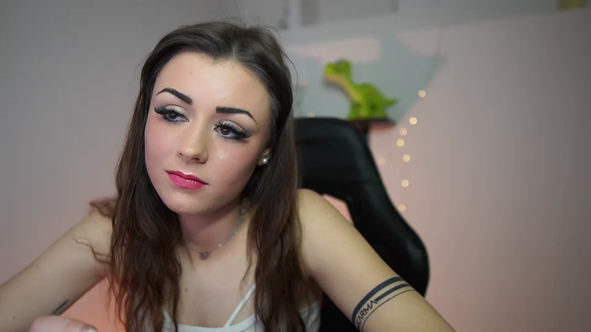 Gallery image thumbnail from Sunny__Leone_'s myfreecams stream on, 02/25/2023, 14:04 image 11 of 20