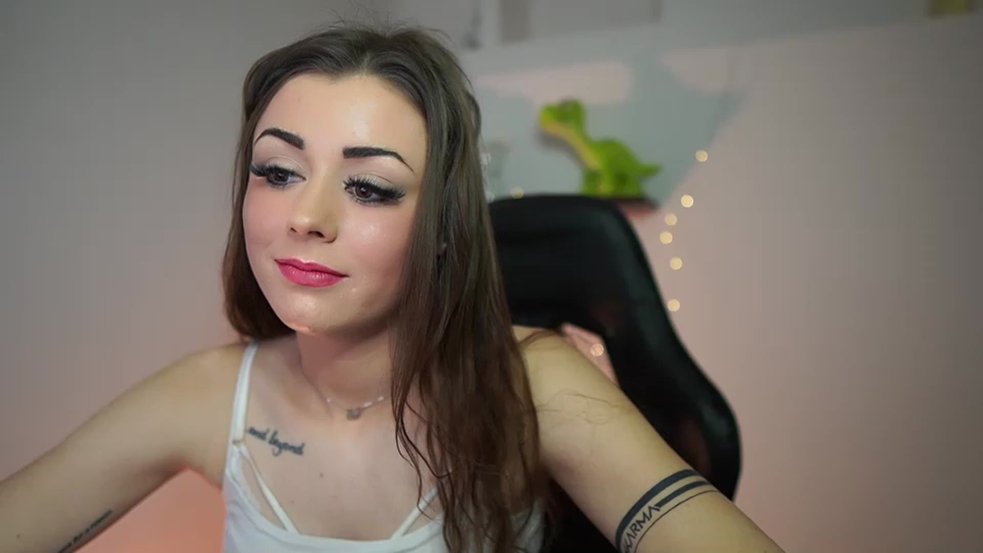 Gallery image thumbnail from Sunny__Leone_'s myfreecams stream on, 02/25/2023, 14:04 image 4 of 20