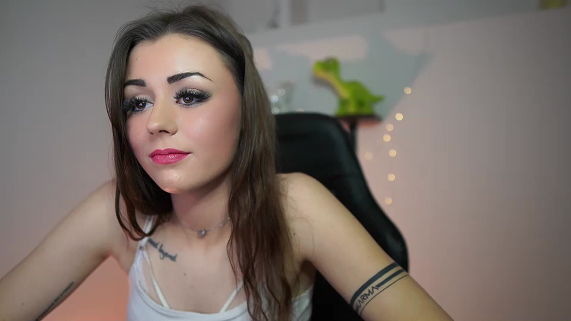 Gallery image thumbnail from Sunny__Leone_'s myfreecams stream on, 02/25/2023, 14:04 image 9 of 20