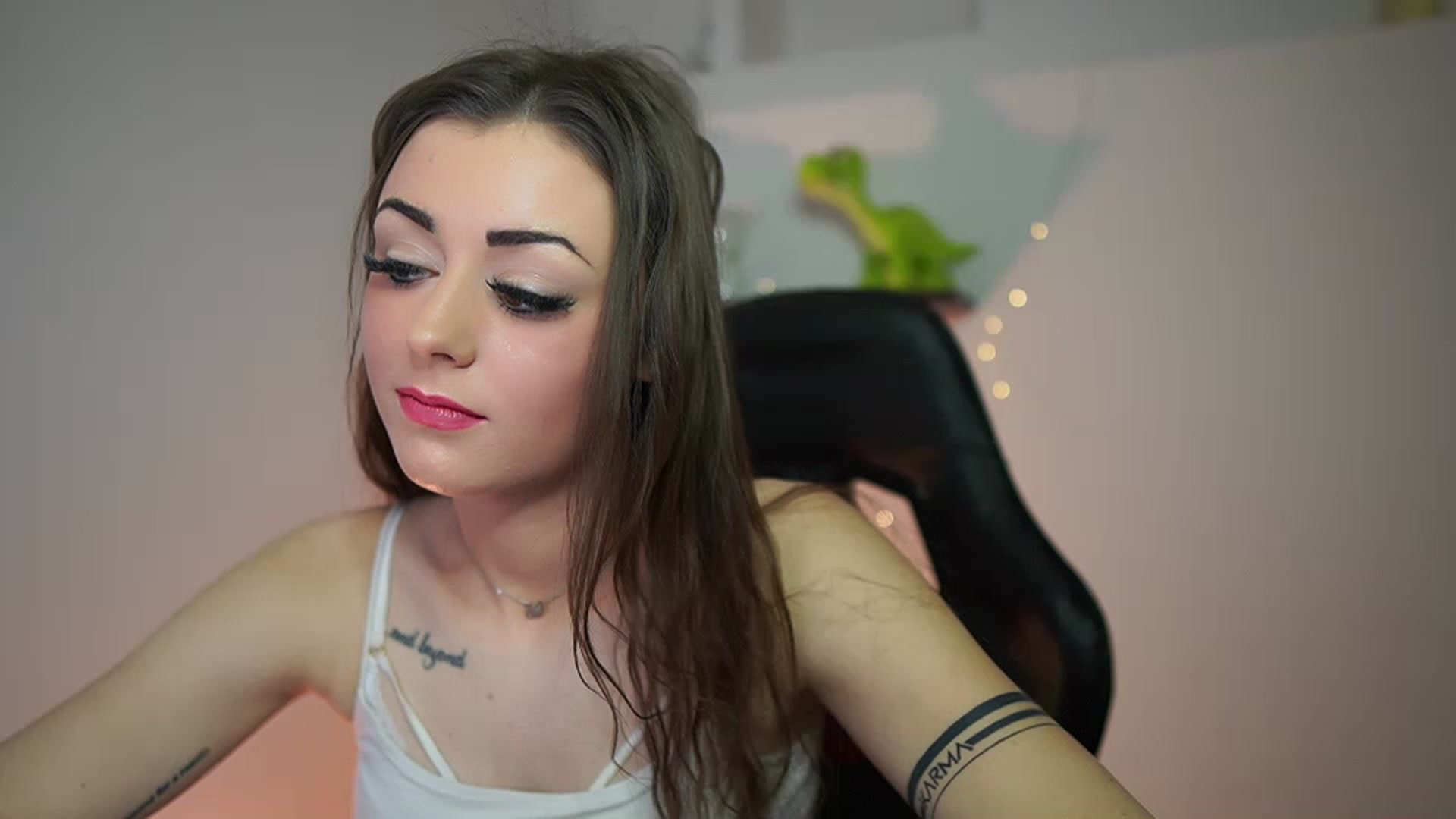 Gallery image thumbnail from Sunny__Leone_'s myfreecams stream on, 02/25/2023, 14:04 image 5 of 20