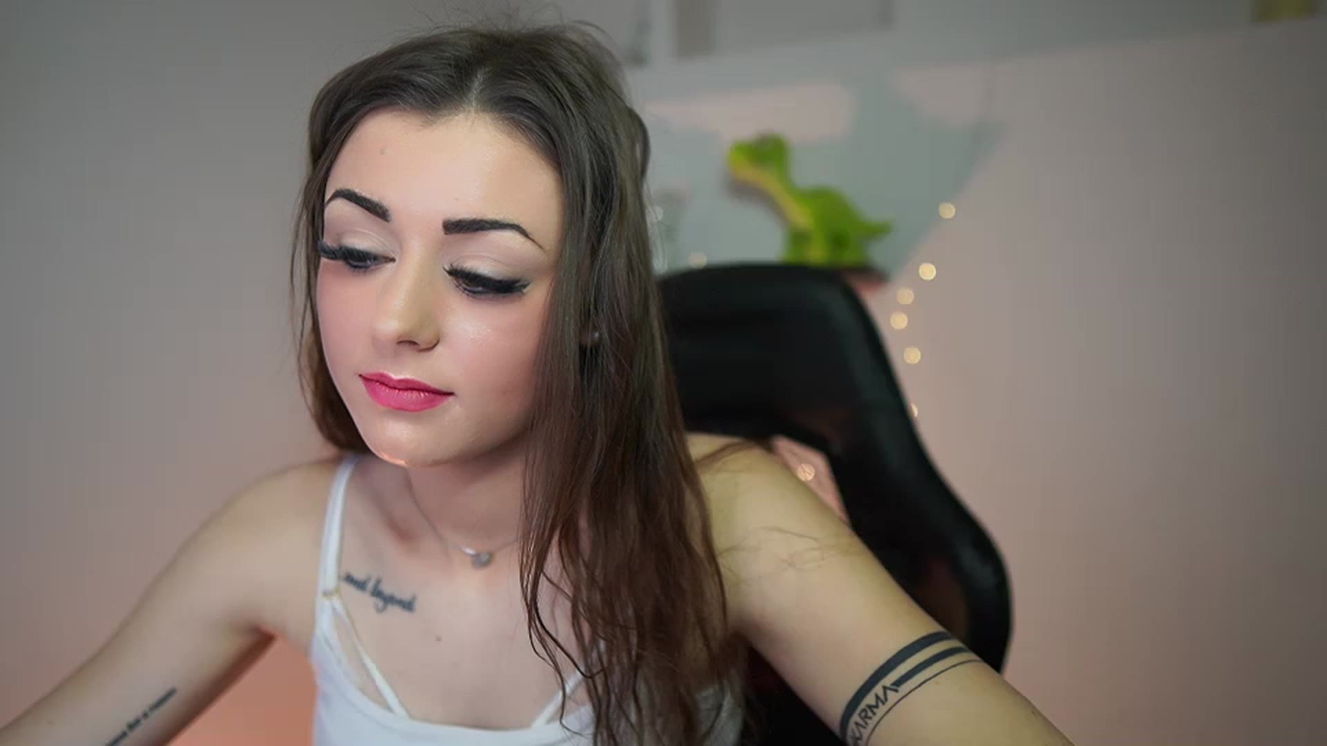 Gallery image thumbnail from Sunny__Leone_'s myfreecams stream on, 02/25/2023, 14:04 image 6 of 20
