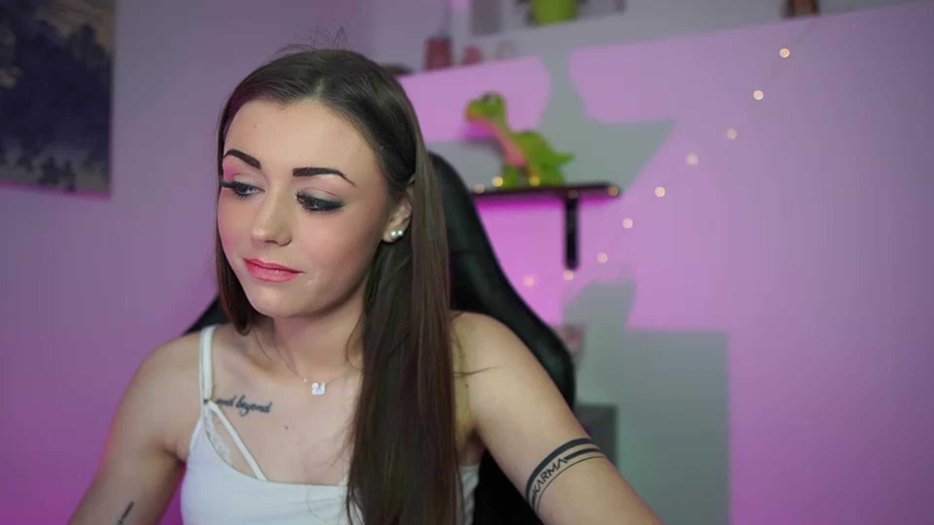 Gallery image thumbnail from Sunny__Leone_'s myfreecams stream on, 03/06/2023, 14:41 image 2 of 20