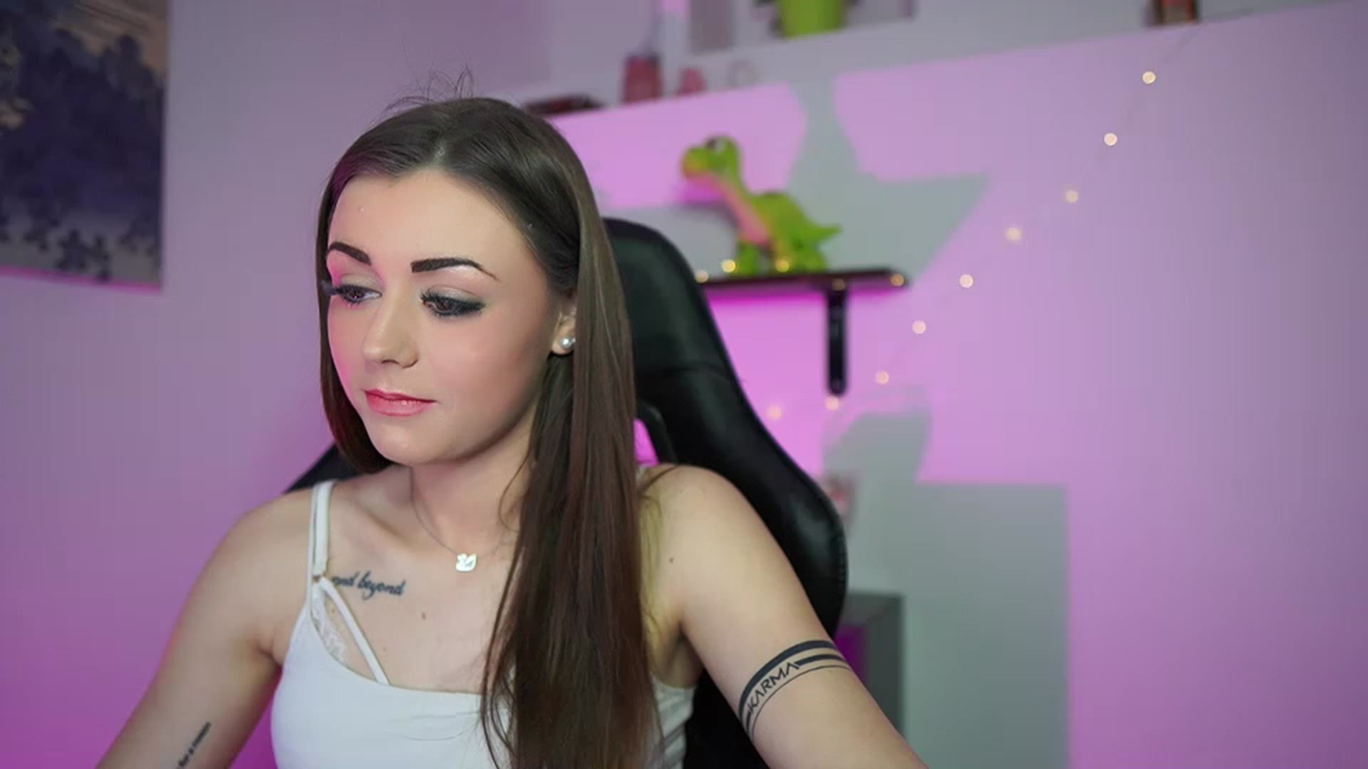 Gallery image thumbnail from Sunny__Leone_'s myfreecams stream on, 03/06/2023, 14:41 image 8 of 20