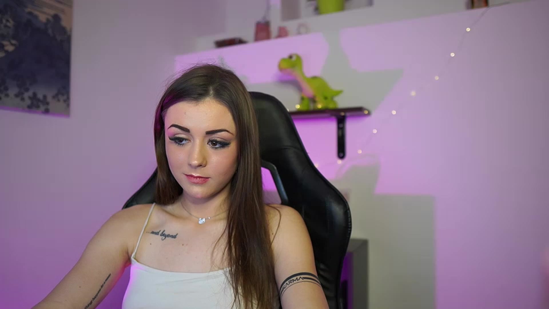 Gallery image thumbnail from Sunny__Leone_'s myfreecams stream on, 03/06/2023, 18:49 image 14 of 20