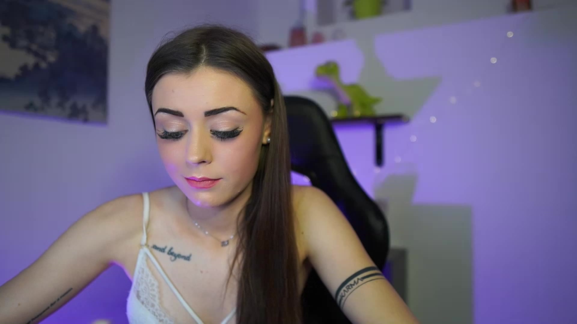 Gallery image thumbnail from Sunny__Leone_'s myfreecams stream on, 03/08/2023, 17:48 image 3 of 20