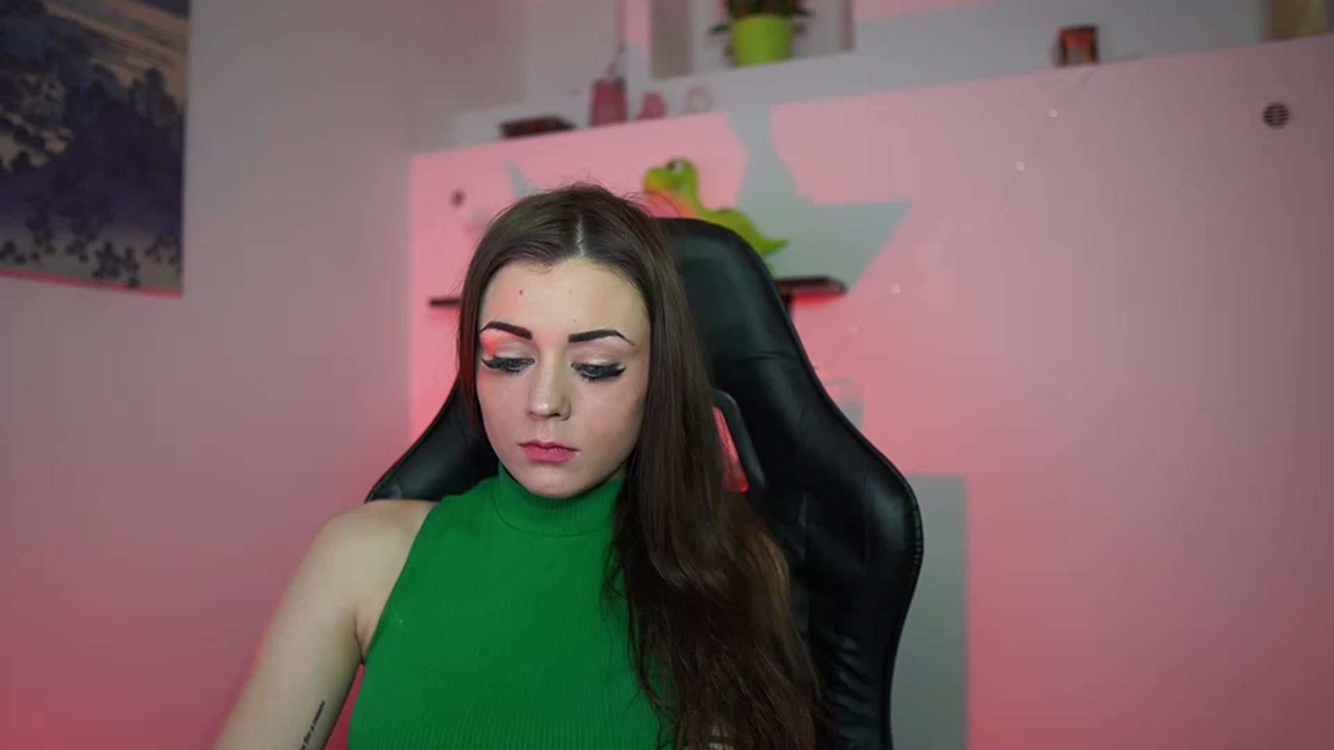 Gallery image thumbnail from Sunny__Leone_'s myfreecams stream on, 03/12/2023, 24:18 image 10 of 20