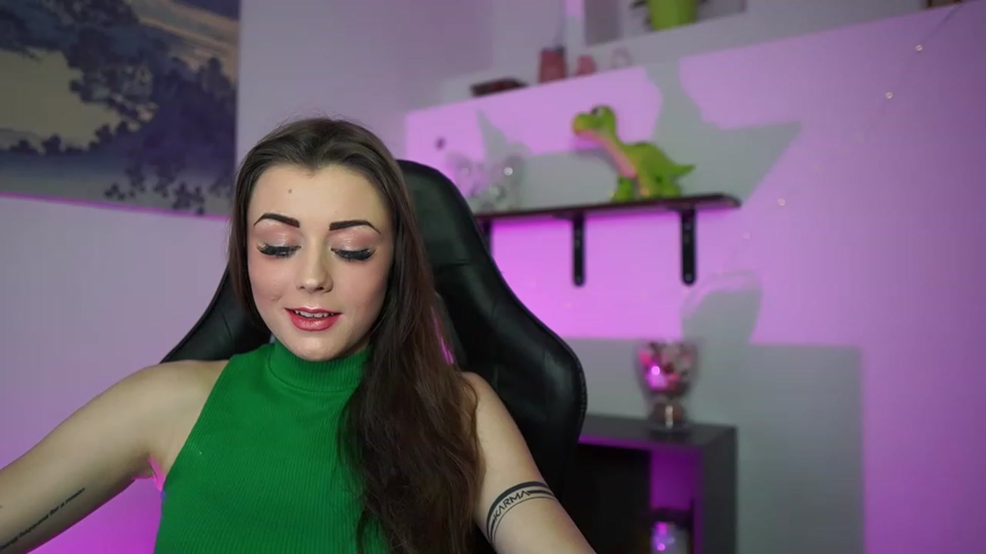 Gallery image thumbnail from Sunny__Leone_'s myfreecams stream on, 03/13/2023, 20:08 image 10 of 20