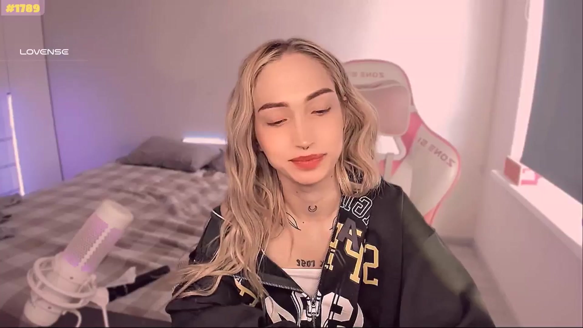Gallery image thumbnail from Sunny_xoxo's myfreecams stream on, 05/19/2025, 07:28 image 16 of 20