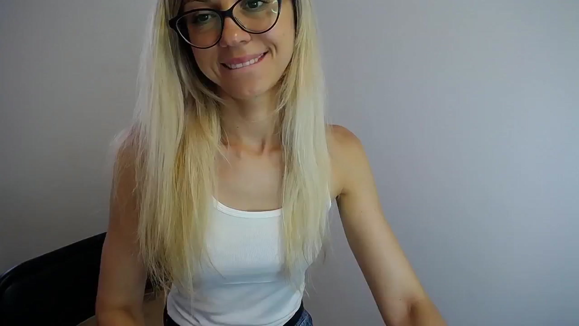 Gallery image thumbnail from Sunshine_alis's myfreecams stream on, 07/12/2024, 10:45 image 12 of 20