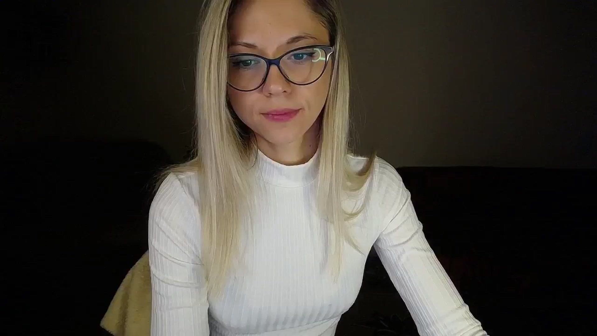 Gallery image thumbnail from Sunshine_alis's myfreecams stream on, 10/18/2024, 16:24 image 15 of 20