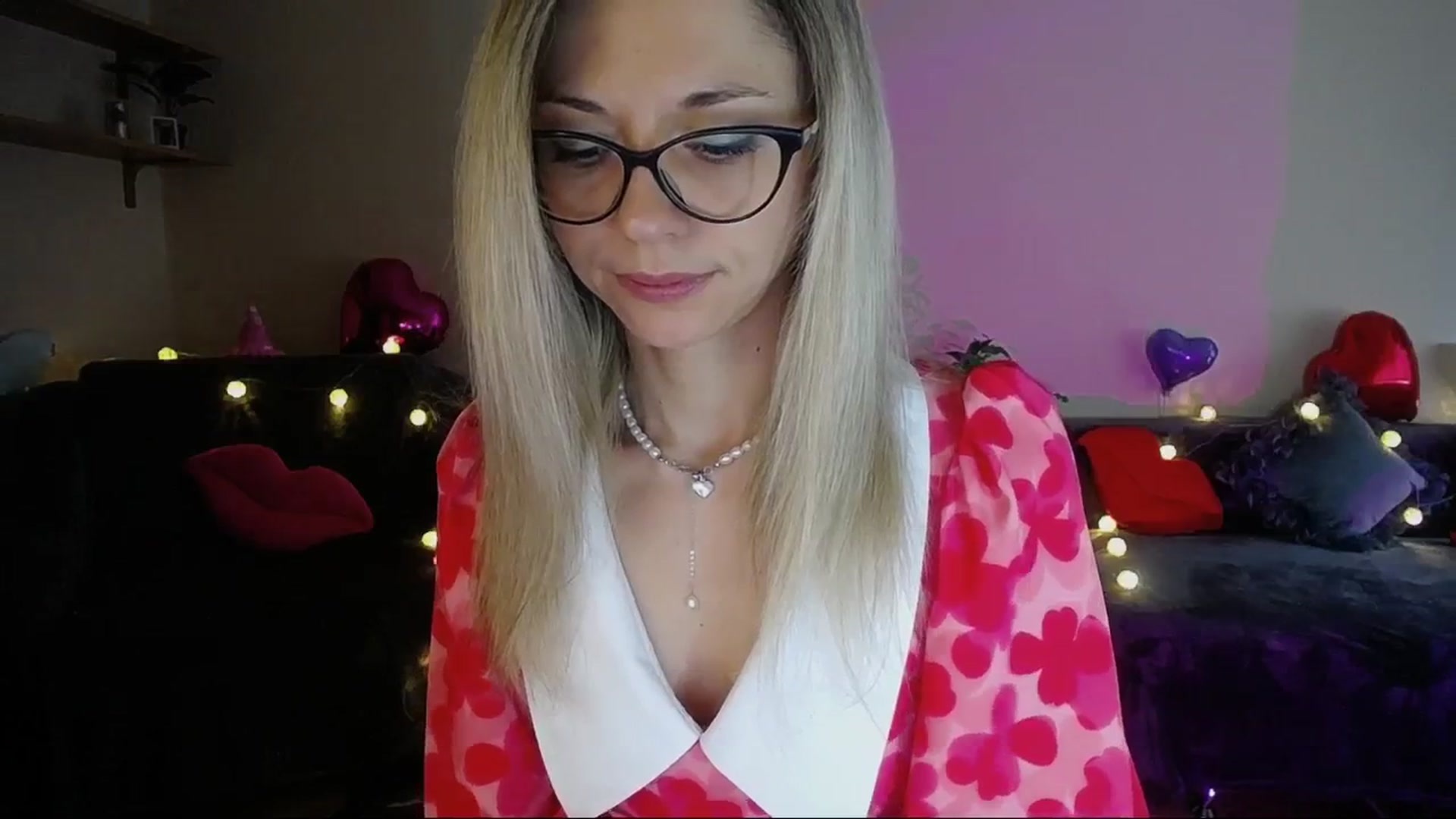 Gallery image thumbnail from Sunshine_alis's myfreecams stream on, 04/19/2025, 15:21 image 12 of 20