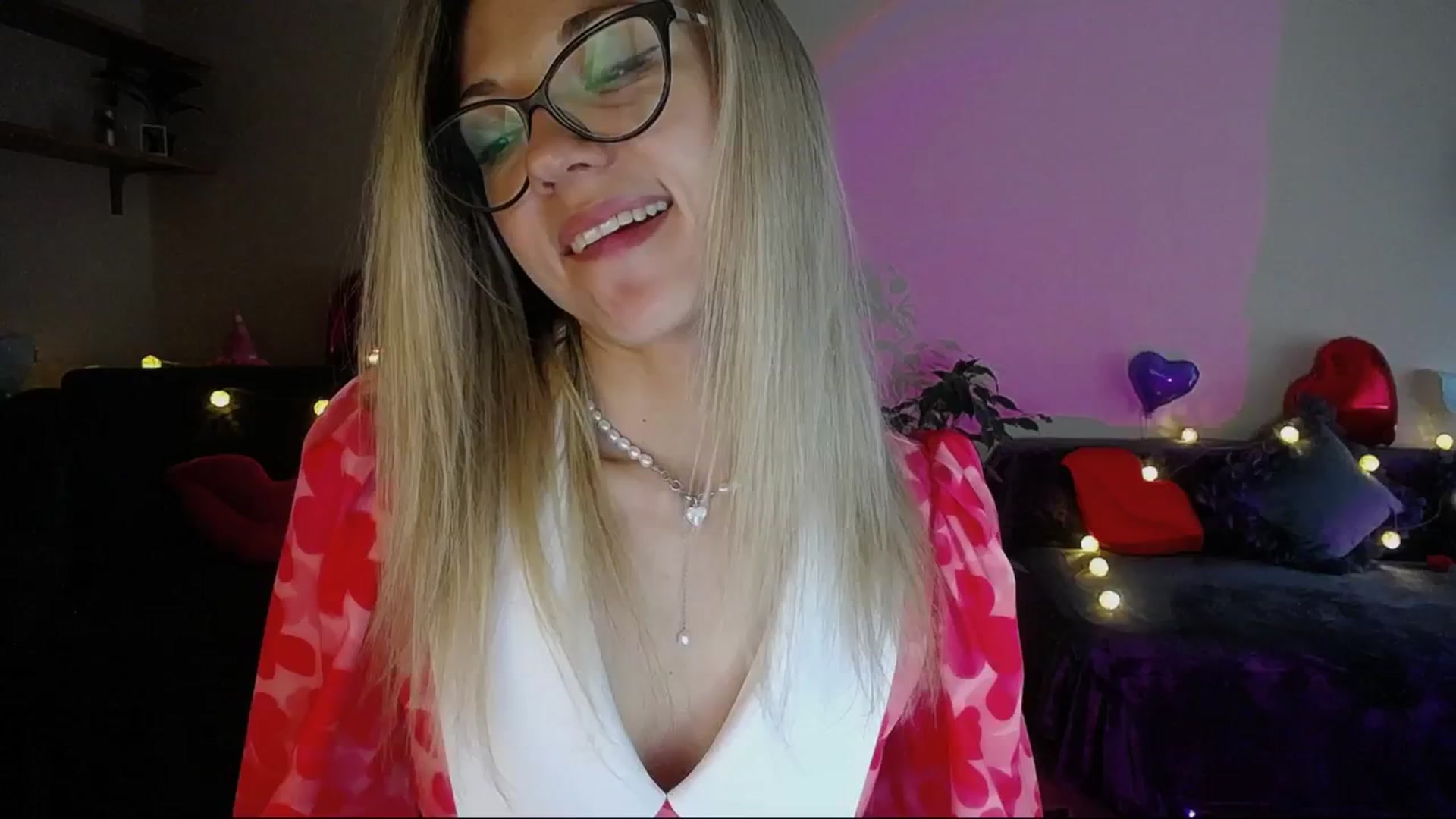 Gallery image thumbnail from Sunshine_alis's myfreecams stream on, 04/19/2025, 16:06 image 4 of 20