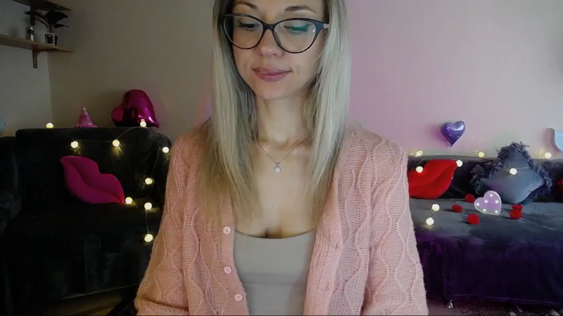 Gallery image thumbnail from Sunshine_alis's myfreecams stream on, 05/19/2025, 16:41 image 10 of 20