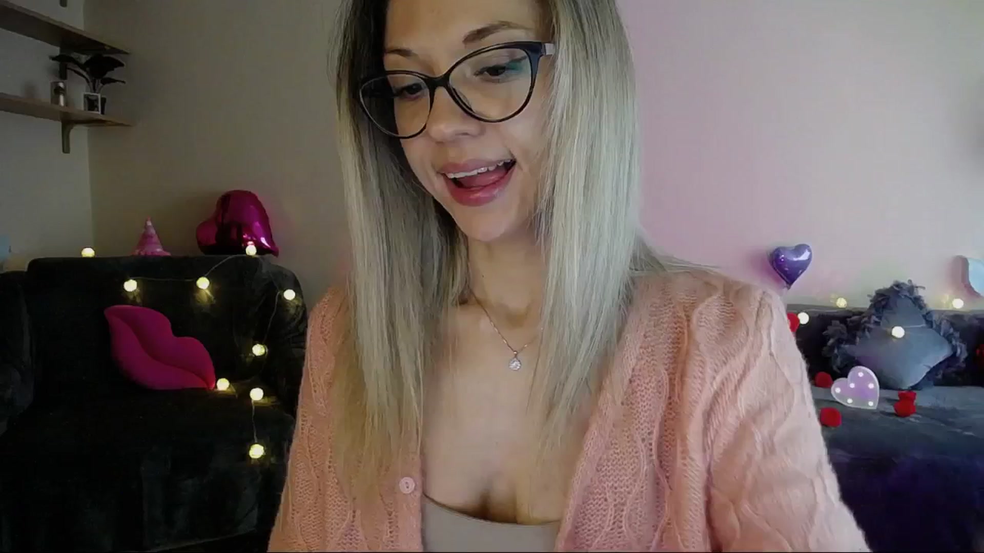 Gallery image thumbnail from Sunshine_alis's myfreecams stream on, 05/19/2025, 16:41 image 15 of 20