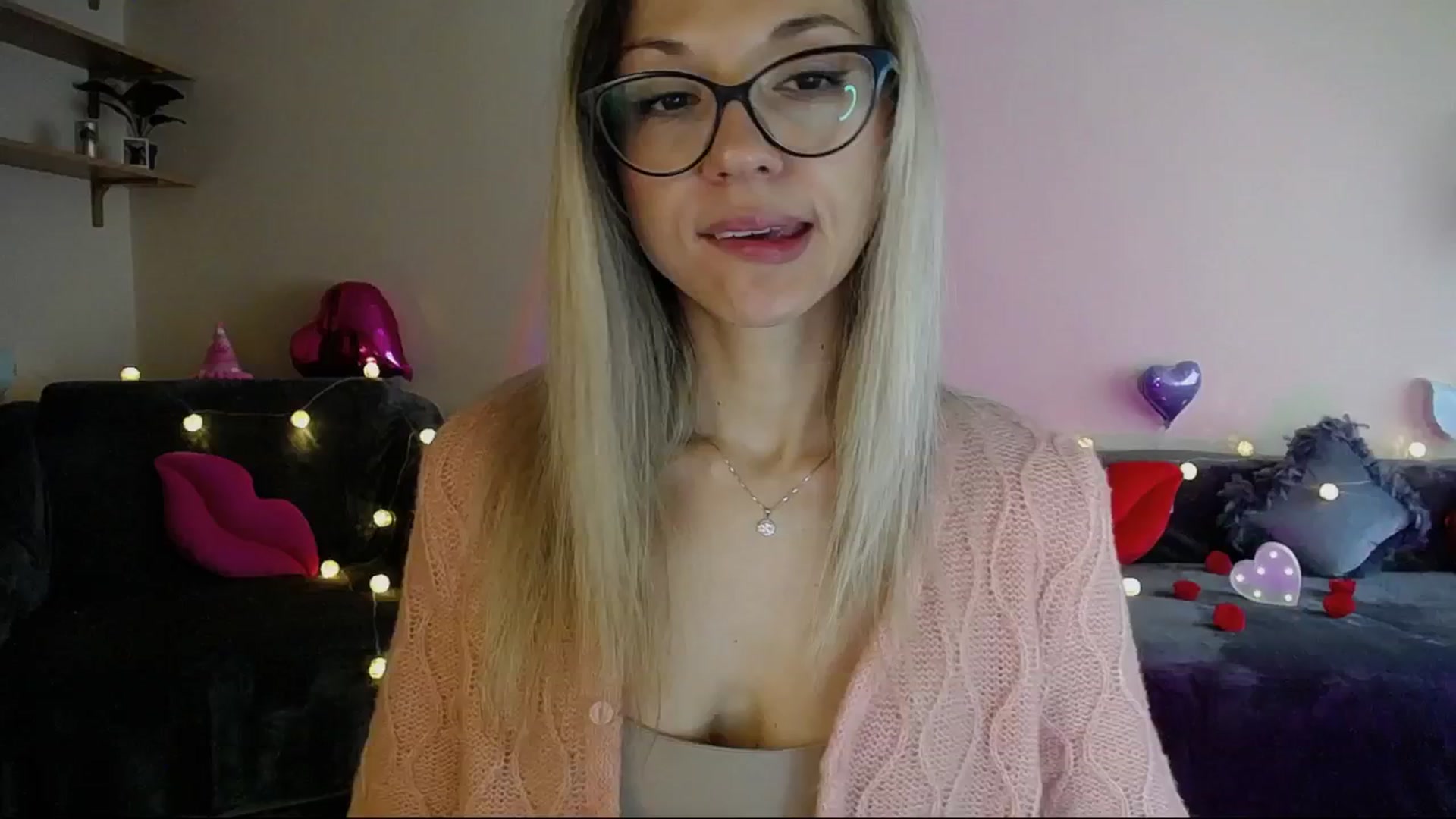 Gallery image thumbnail from Sunshine_alis's myfreecams stream on, 05/19/2025, 16:41 image 19 of 20