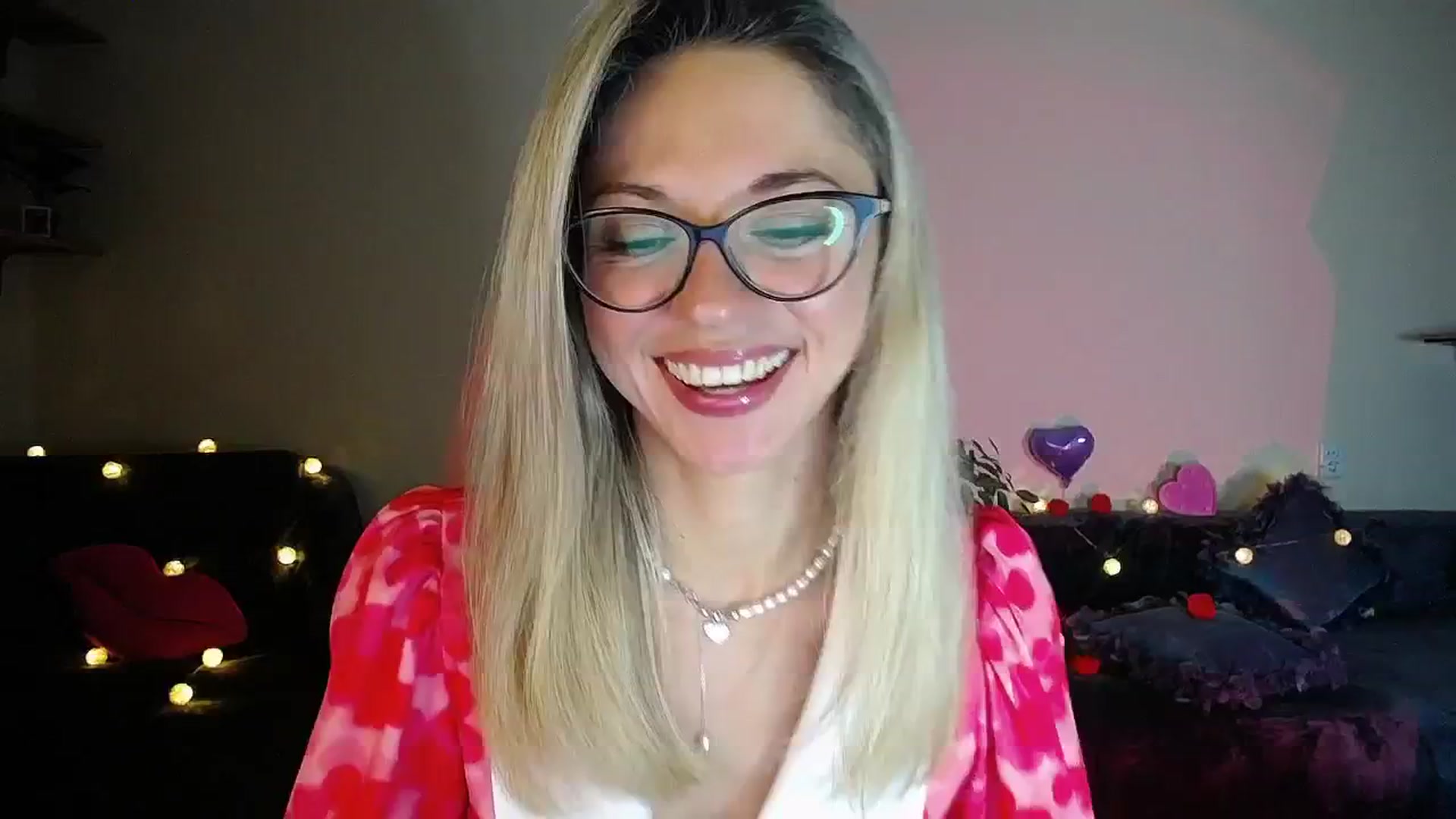 Gallery image thumbnail from Sunshine_alis's myfreecams stream on, 10/18/2025, 16:26 image 12 of 20