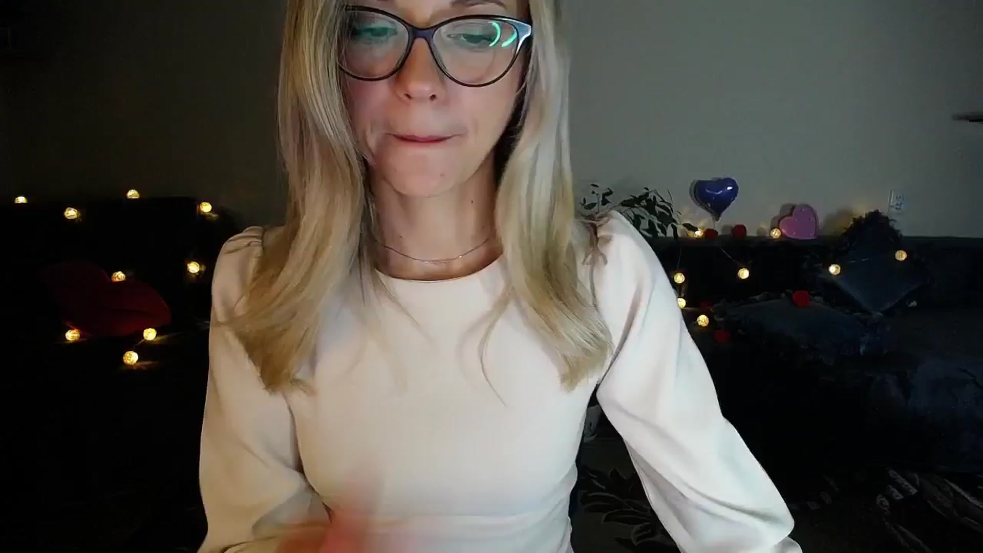 Gallery image thumbnail from Sunshine_alis's myfreecams stream on, 10/27/2025, 21:19 image 6 of 20
