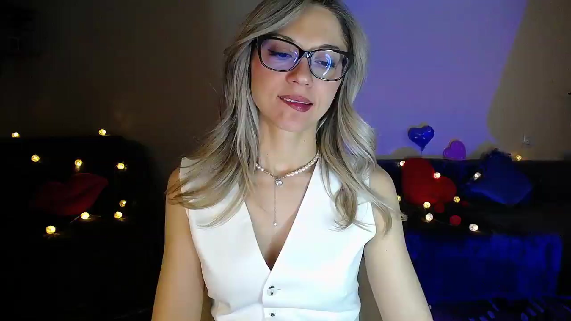 Gallery image thumbnail from Sunshine_alis's myfreecams stream on, 05/05/2026, 19:19 image 13 of 20