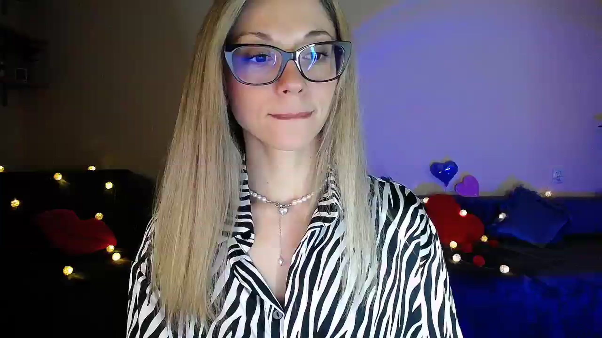 Gallery image thumbnail from Sunshine_alis's myfreecams stream on, 05/19/2026, 20:18 image 11 of 20
