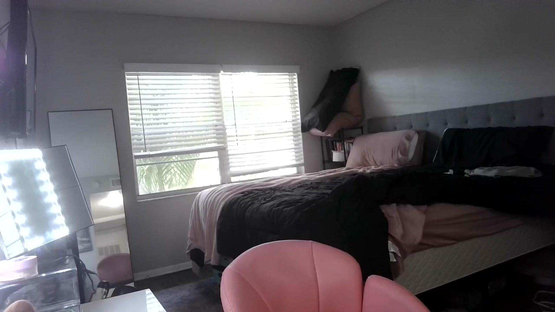 Gallery image thumbnail from Sunshinejedi's myfreecams stream on, 04/20/2025, 17:49 image 12 of 20