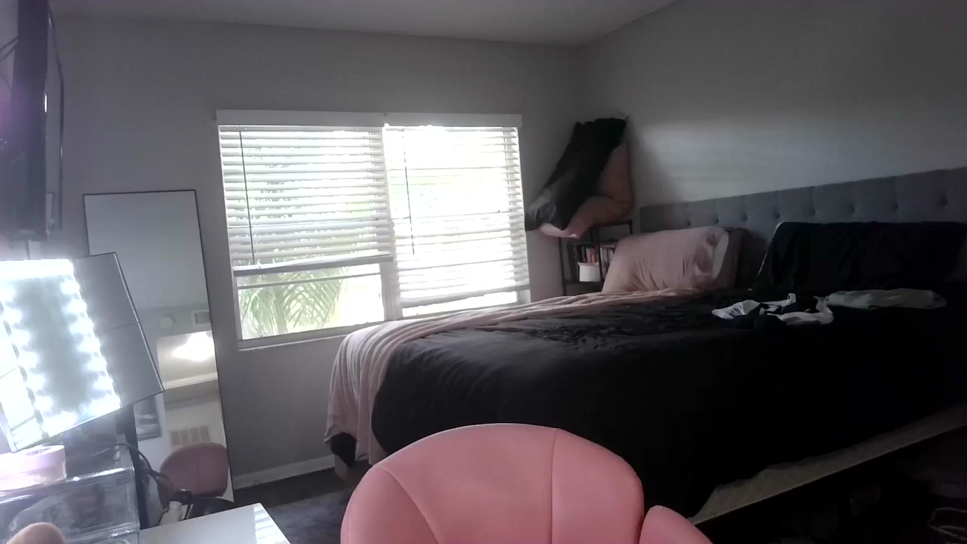 Gallery image thumbnail from Sunshinejedi's myfreecams stream on, 04/20/2025, 17:49 image 3 of 20