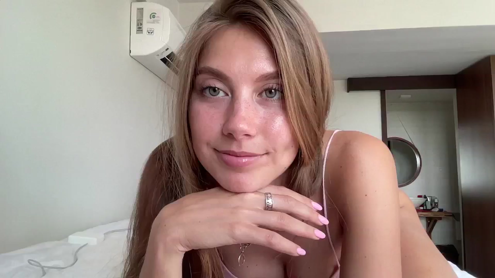 Gallery image thumbnail from SurfGirls's myfreecams stream on, 08/04/2024, 02:01 image 13 of 20