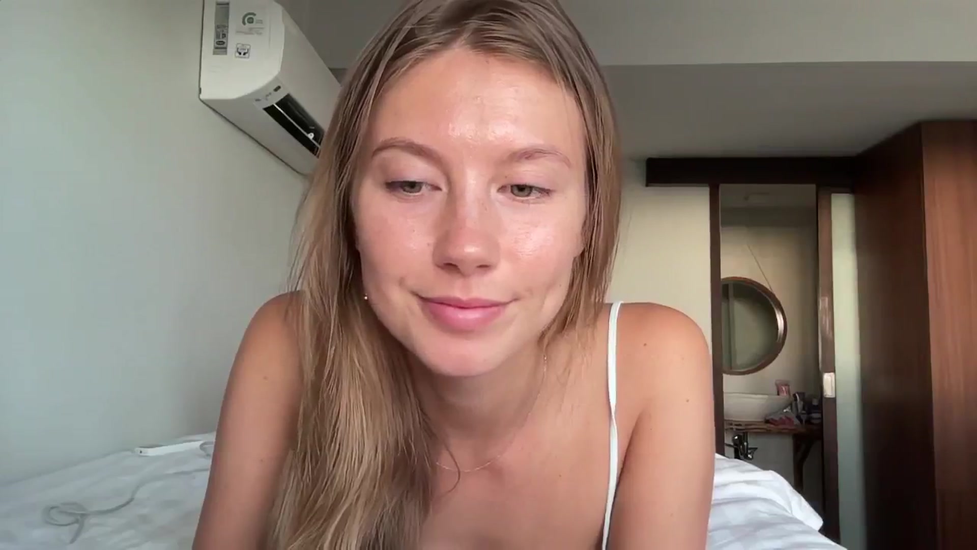 Gallery image thumbnail from SurfGirls's myfreecams stream on, 08/06/2024, 23:19 image 4 of 20