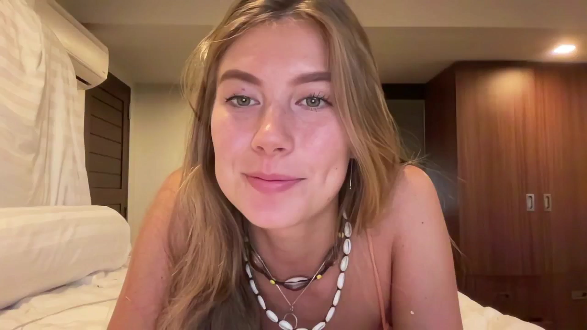 Gallery image thumbnail from SurfGirls's myfreecams stream on, 08/13/2024, 22:36 image 11 of 20