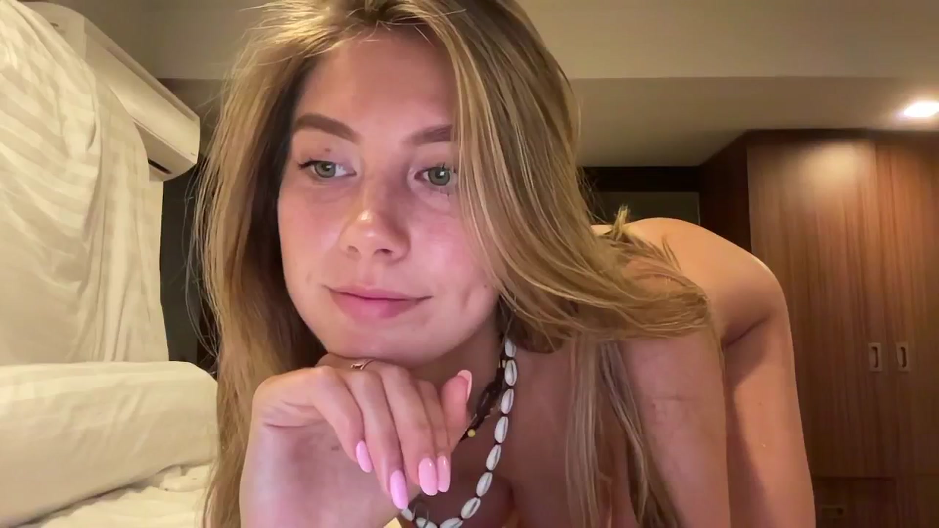 Gallery image thumbnail from SurfGirls's myfreecams stream on, 08/13/2024, 22:36 image 4 of 20