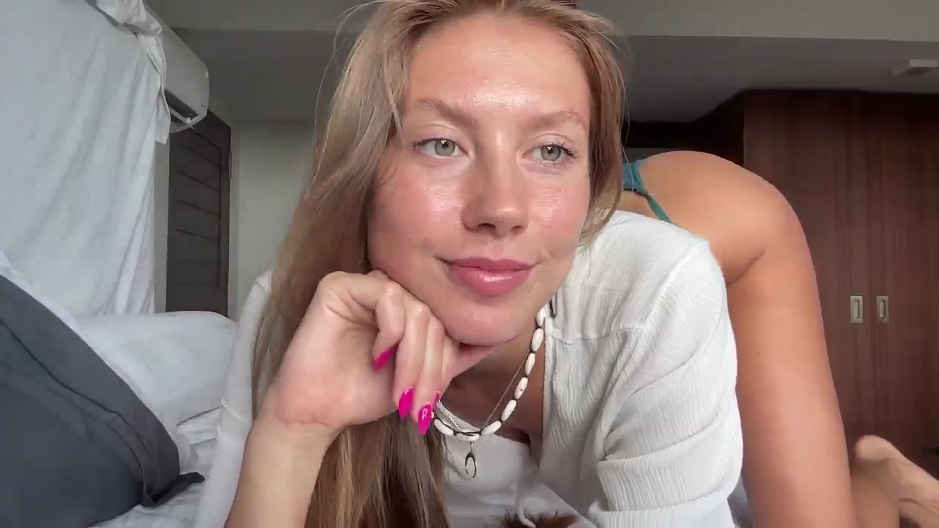 Gallery image thumbnail from SurfGirls's myfreecams stream on, 09/30/2024, 23:50 image 17 of 20