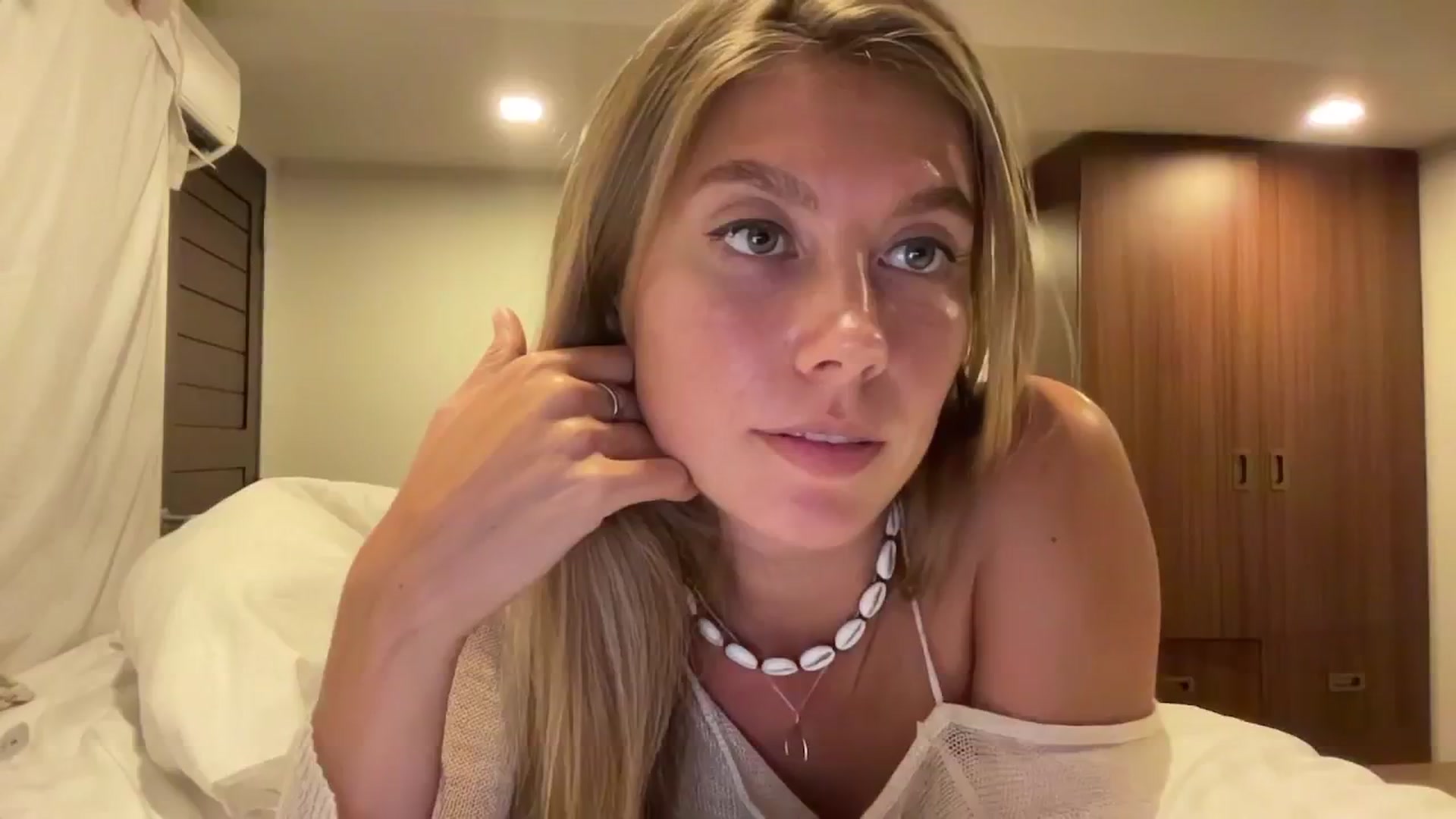 Gallery image thumbnail from SurfGirls's myfreecams stream on, 10/09/2024, 11:49 image 4 of 20