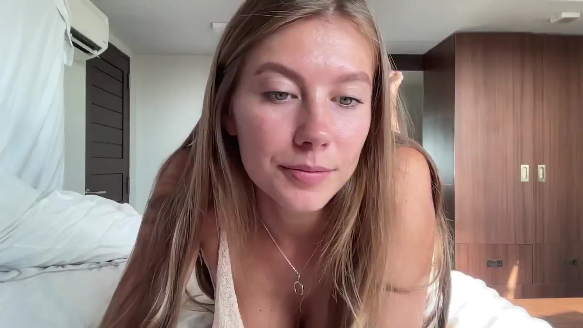 Gallery image thumbnail from SurfGirls's myfreecams stream on, 10/10/2024, 23:36 image 12 of 20