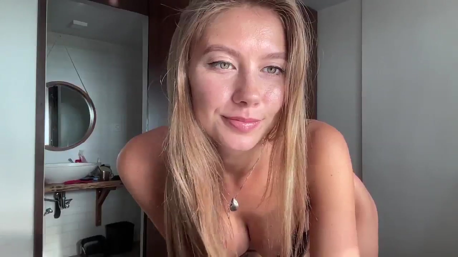 Gallery image thumbnail from SurfGirls's myfreecams stream on, 10/19/2024, 23:27 image 3 of 20
