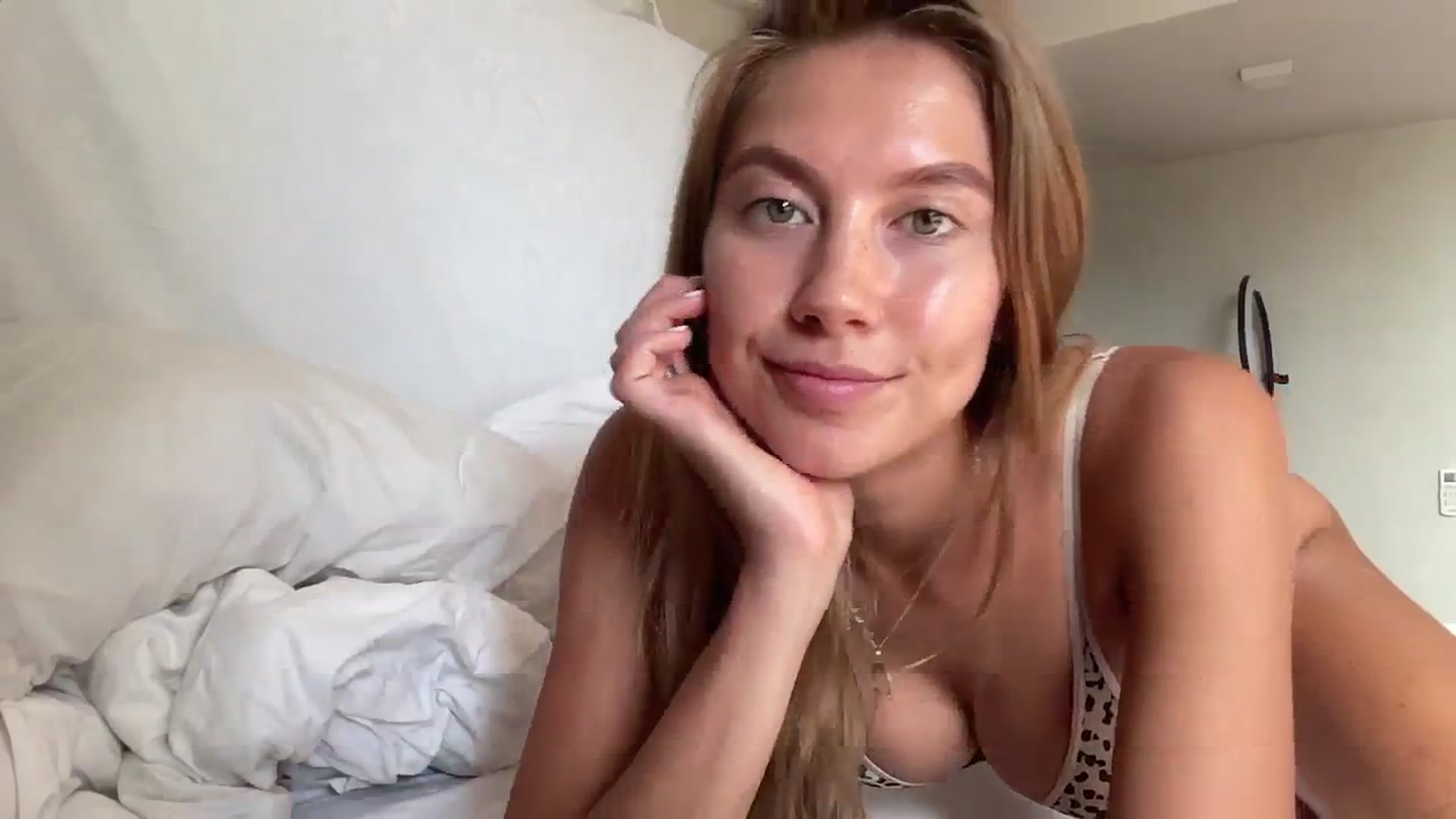 Gallery image thumbnail from SurfGirls's myfreecams stream on, 10/21/2024, 24:01 image 10 of 20