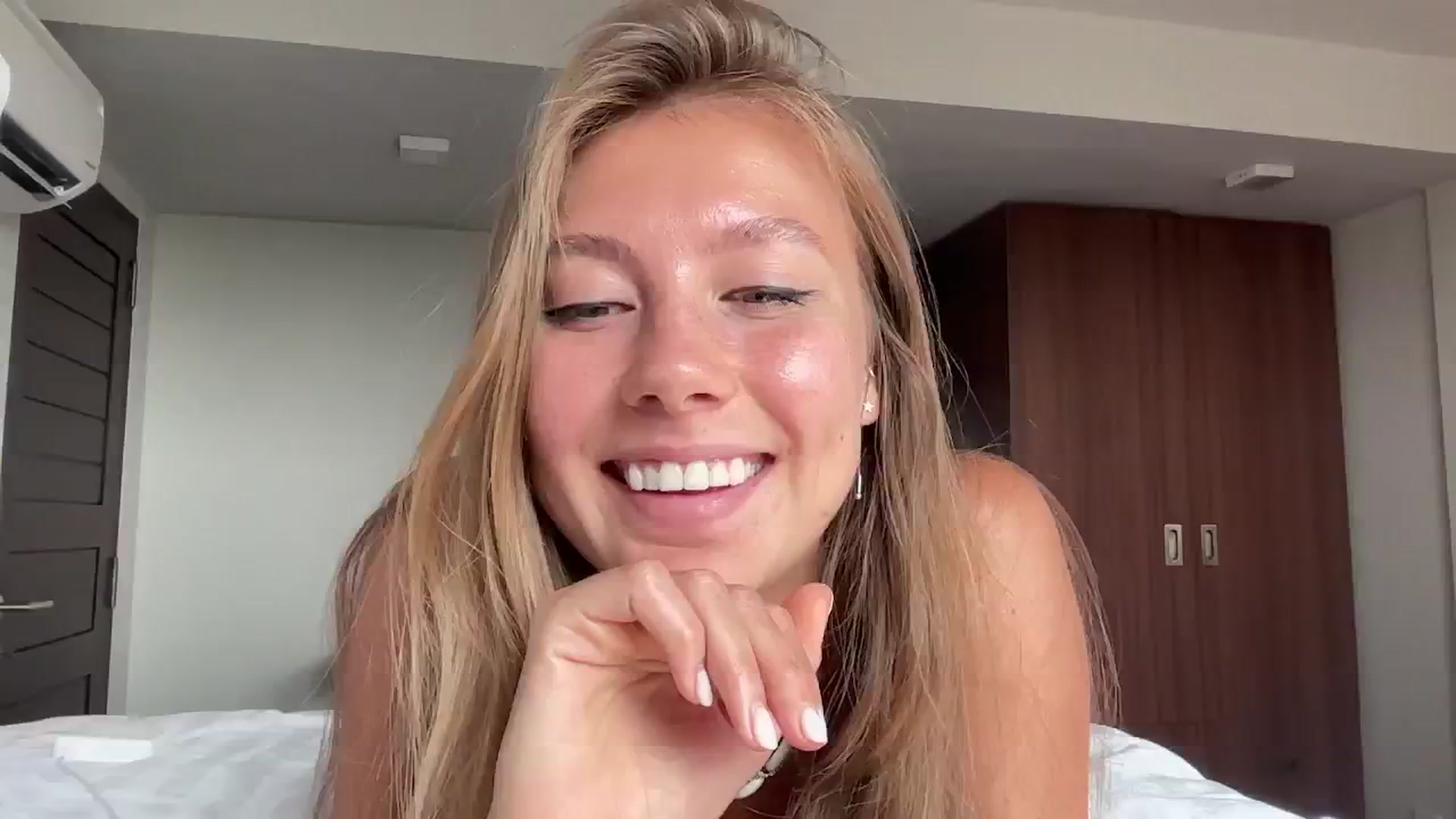 Gallery image thumbnail from SurfGirls's myfreecams stream on, 11/10/2024, 24:42 image 10 of 20