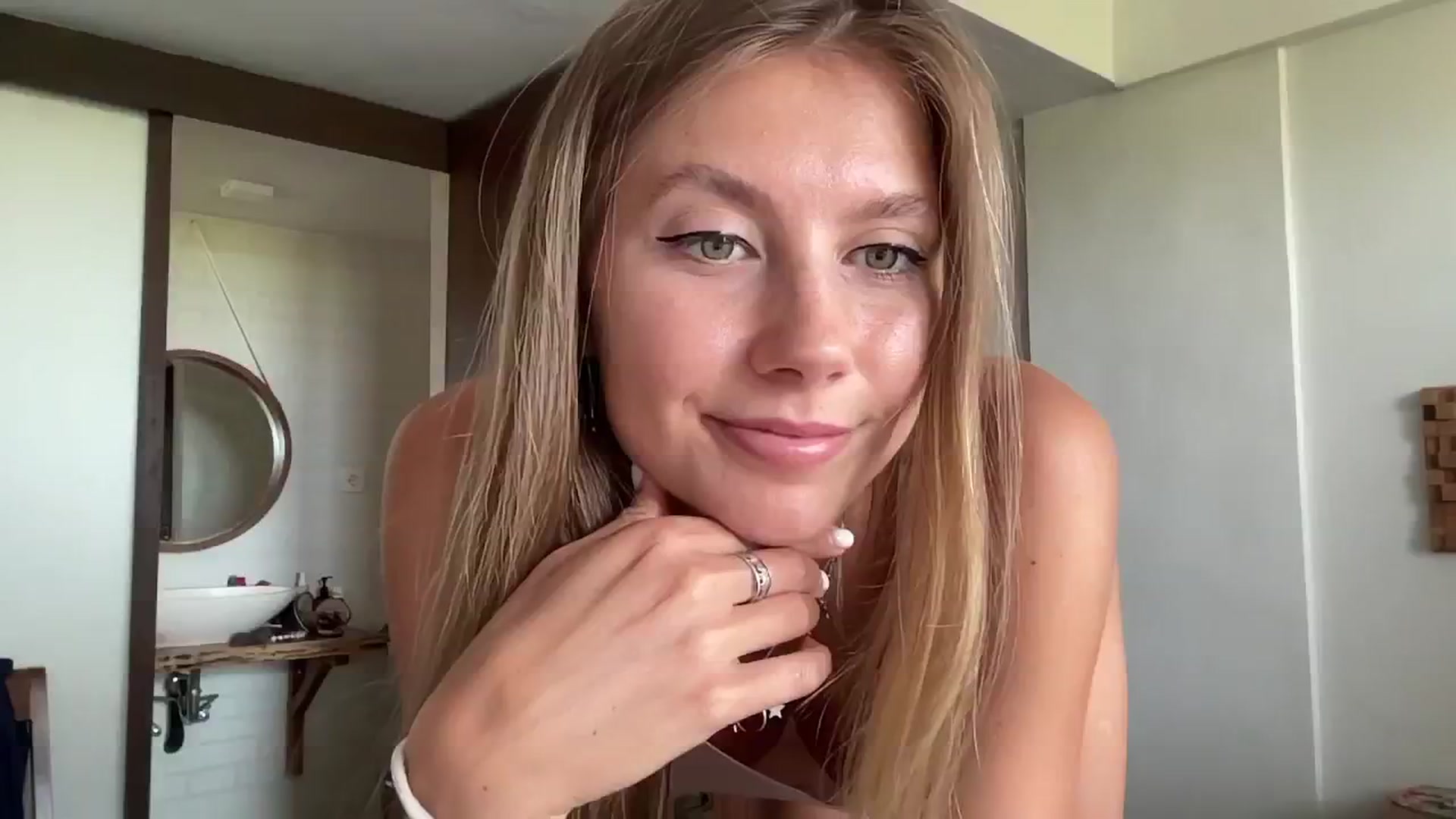 Gallery image thumbnail from SurfGirls's myfreecams stream on, 11/13/2024, 04:36 image 10 of 20