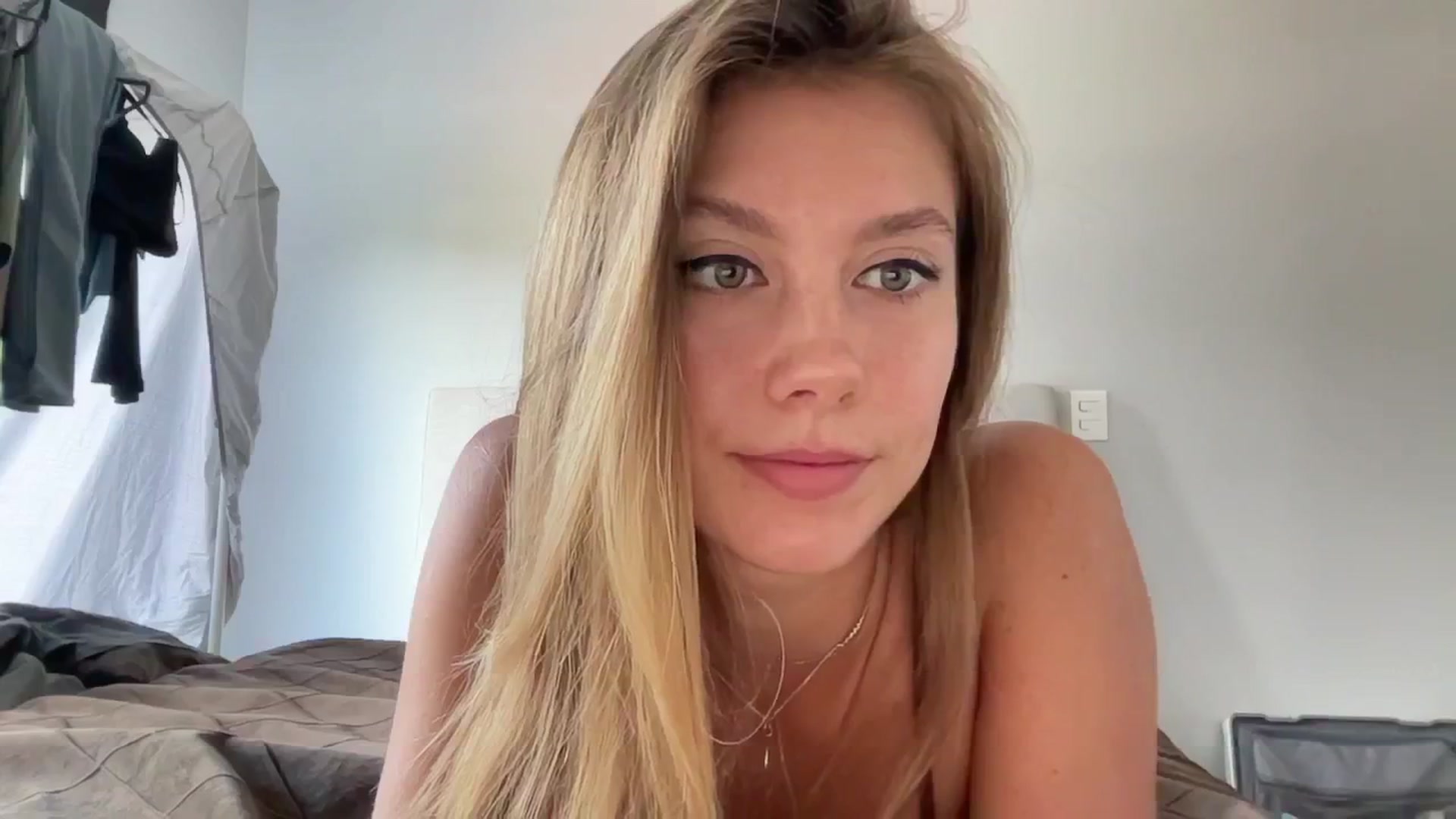 Gallery image thumbnail from SurfGirls's myfreecams stream on, 12/30/2024, 10:44 image 14 of 20