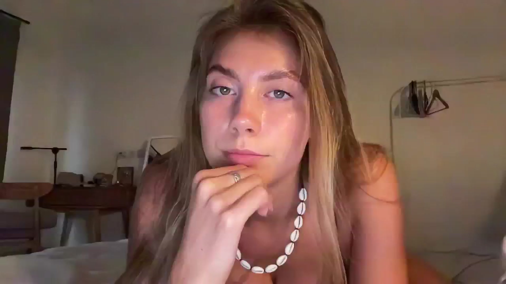 Gallery image thumbnail from SurfGirls's myfreecams stream on, 03/20/2025, 10:30 image 17 of 20