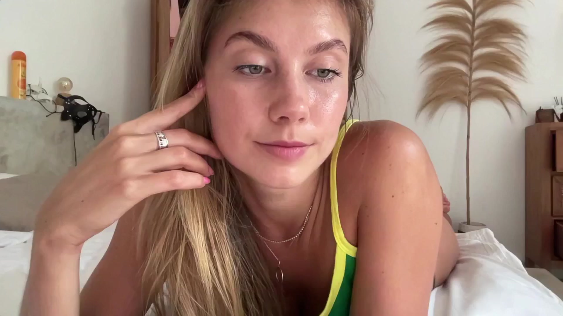 Gallery image thumbnail from SurfGirls's myfreecams stream on, 03/22/2025, 07:03 image 11 of 20
