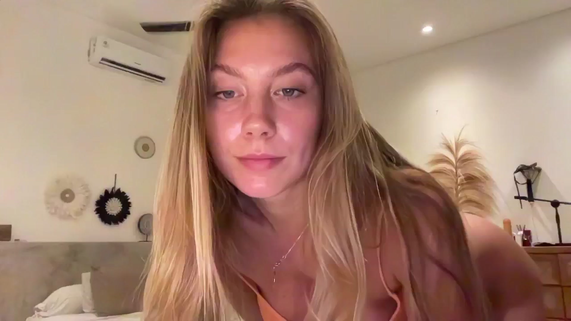 Gallery image thumbnail from SurfGirls's myfreecams stream on, 03/24/2025, 11:37 image 19 of 20