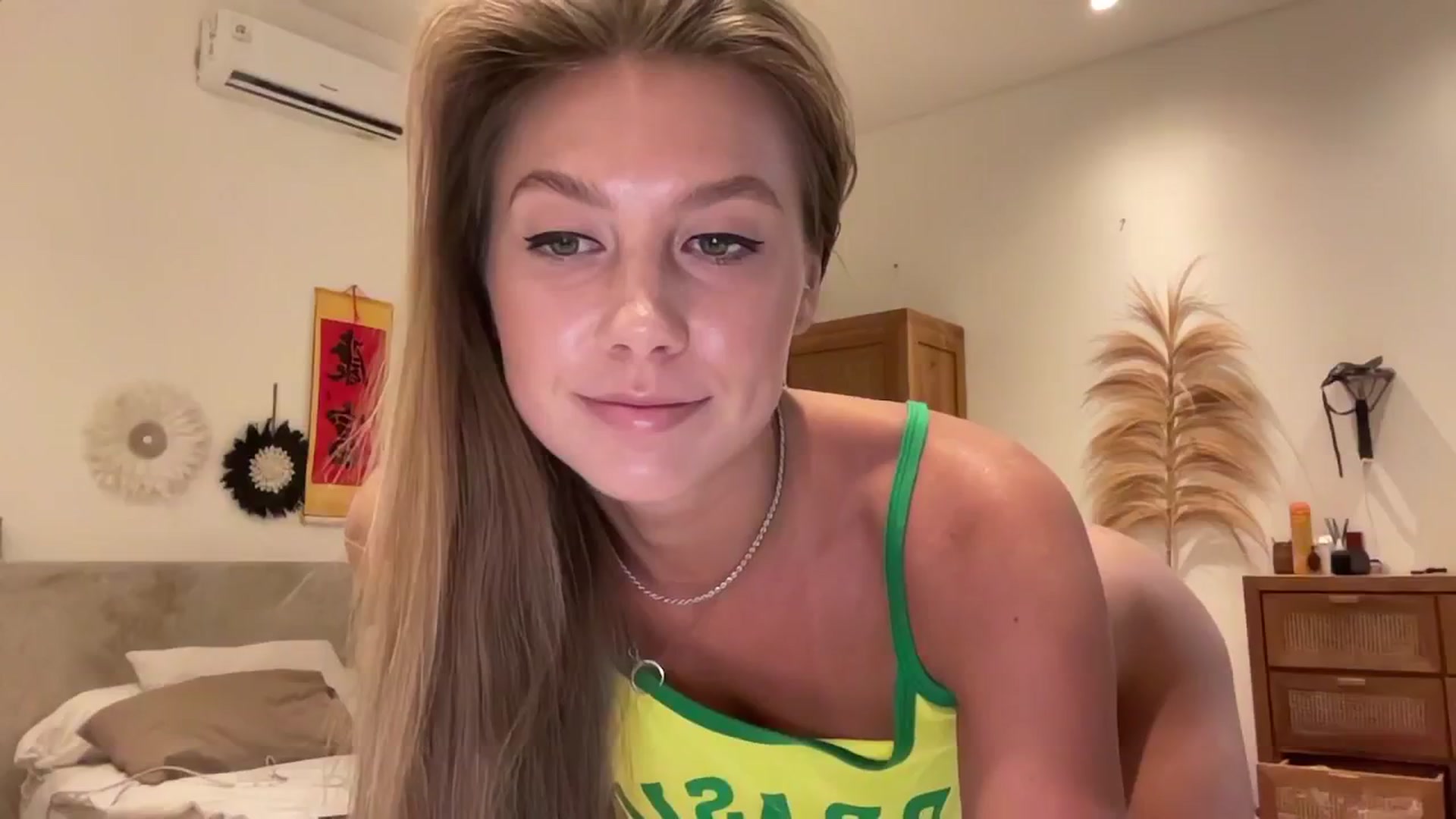 Gallery image thumbnail from SurfGirls's myfreecams stream on, 03/27/2025, 07:08 image 20 of 20