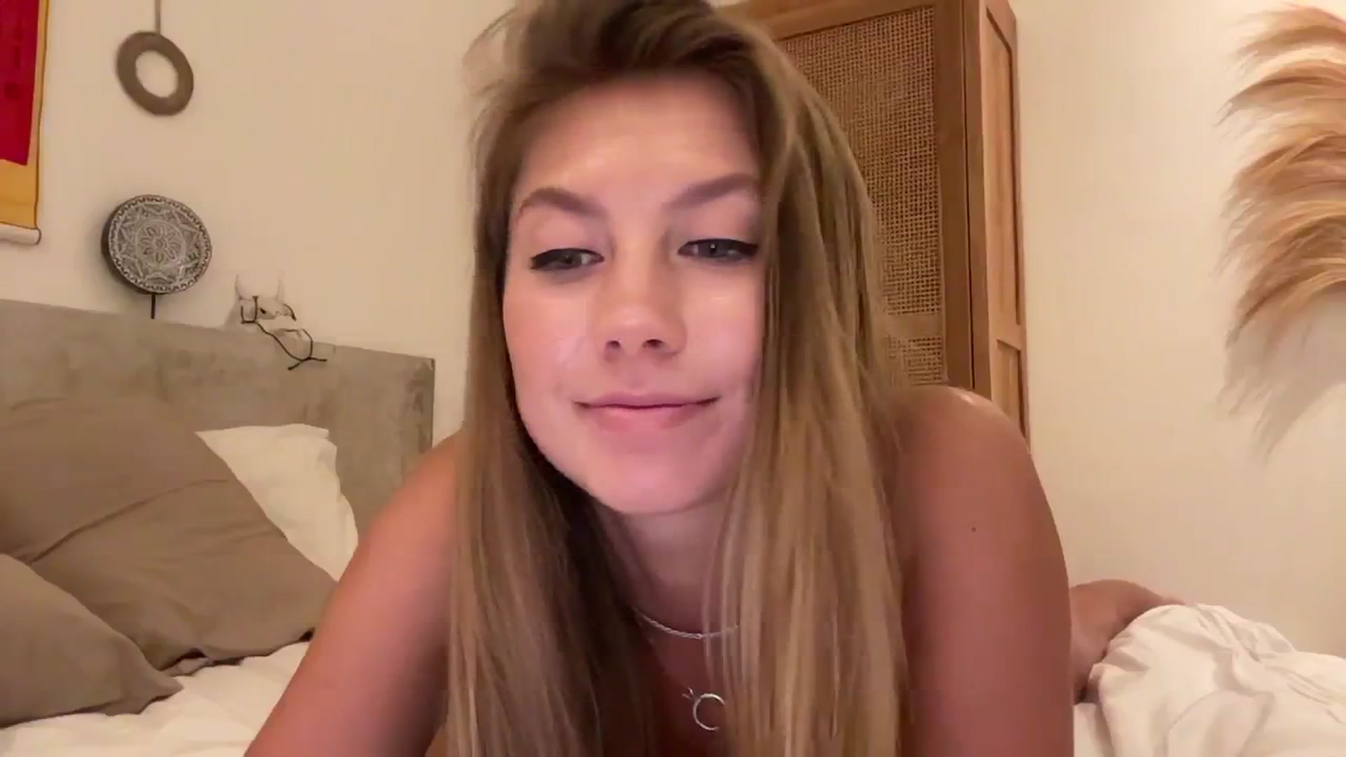 Gallery image thumbnail from SurfGirls's myfreecams stream on, 03/27/2025, 08:54 image 20 of 20
