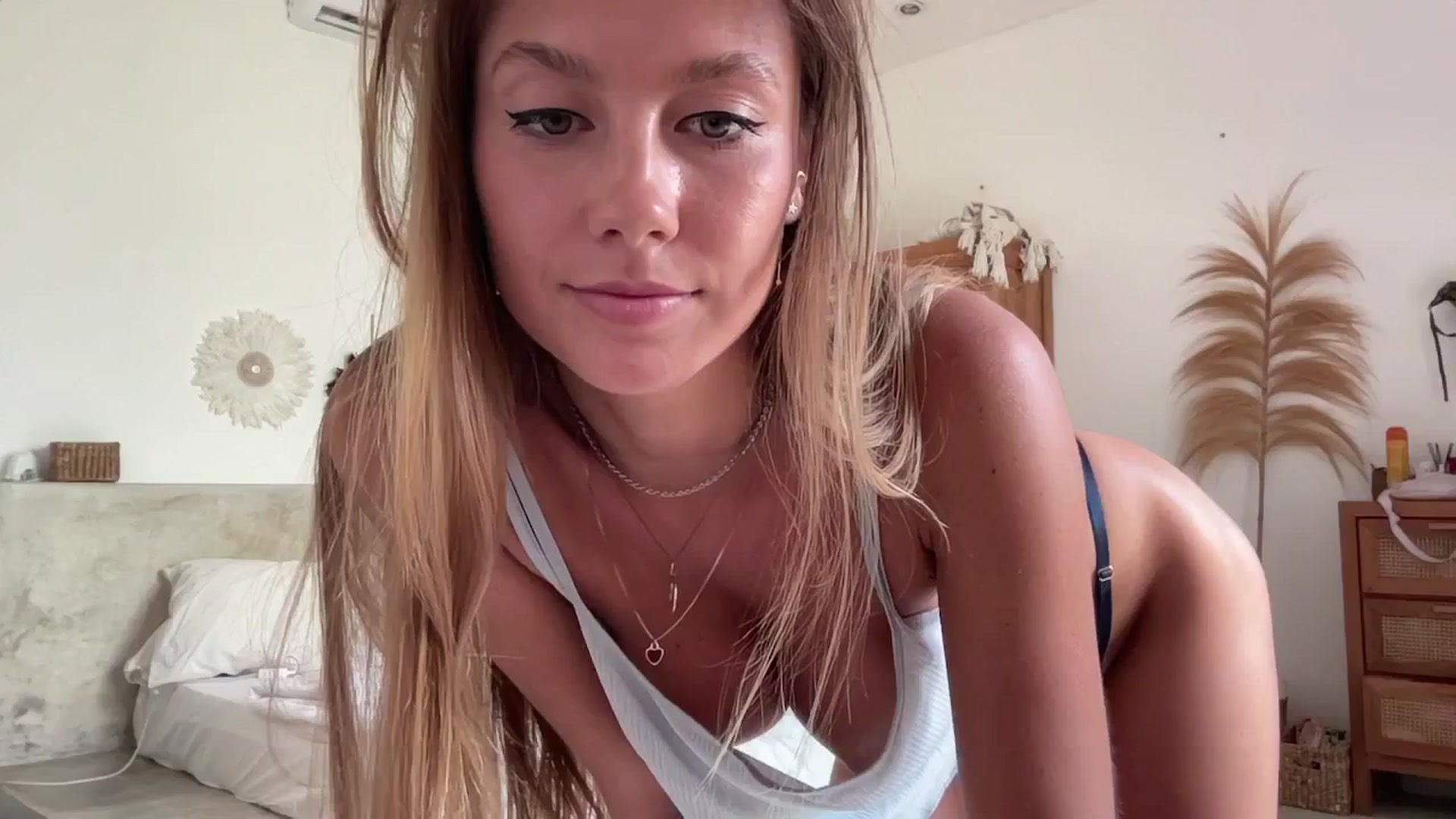 Gallery image thumbnail from SurfGirls's myfreecams stream on, 03/29/2025, 04:50 image 4 of 20