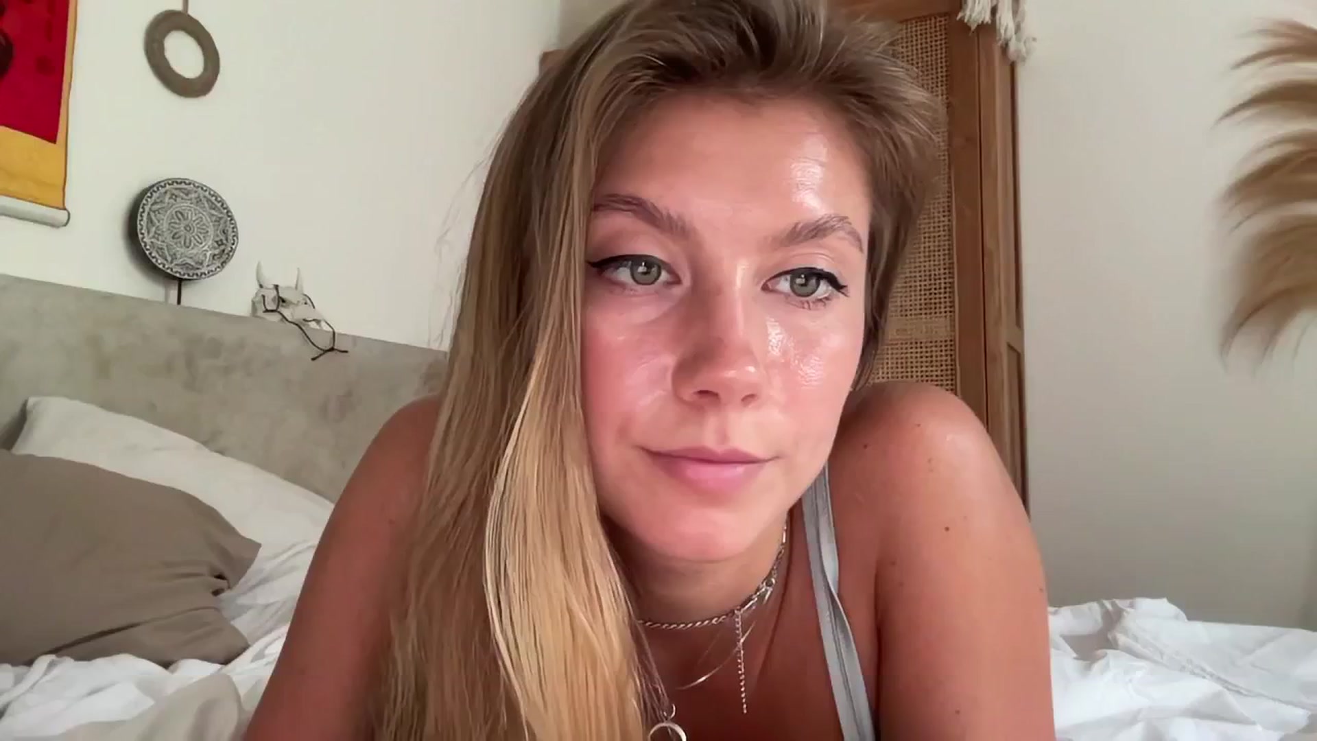 Gallery image thumbnail from SurfGirls's myfreecams stream on, 03/29/2025, 08:43 image 1 of 20