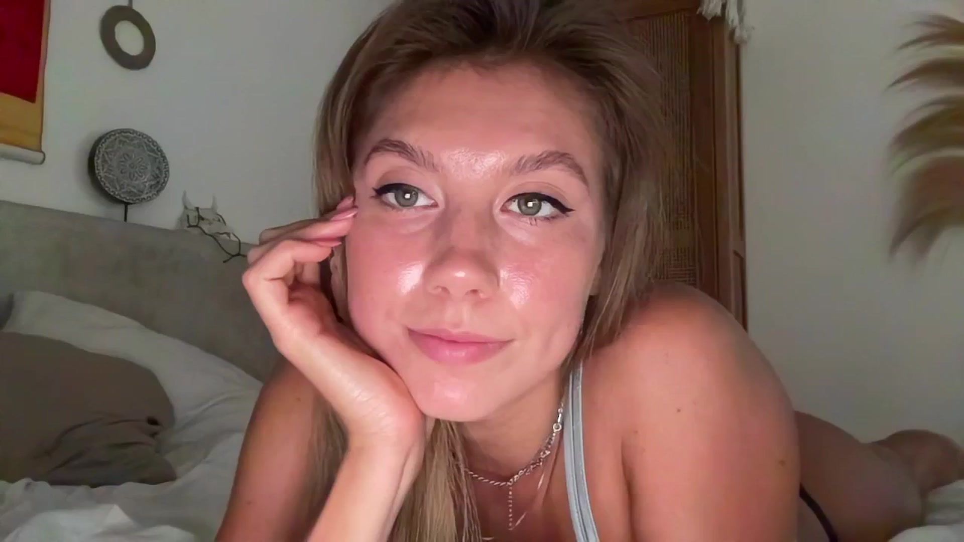 Gallery image thumbnail from SurfGirls's myfreecams stream on, 03/29/2025, 08:43 image 17 of 20