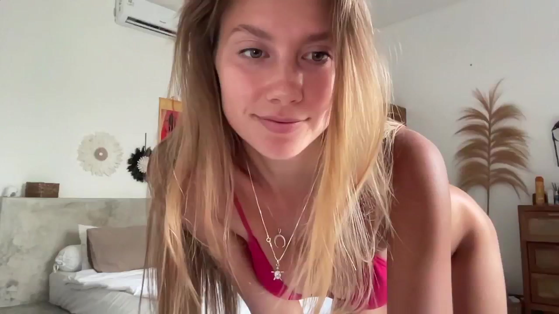 Gallery image thumbnail from SurfGirls's myfreecams stream on, 04/08/2025, 01:30 image 7 of 20